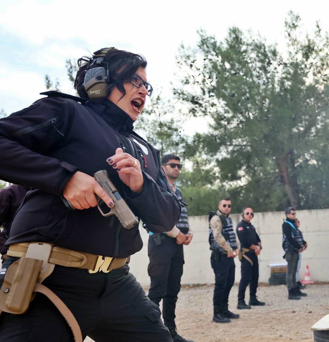 Yerli Lara Croft, karanlıkta hedefi 12'den vuruyor! Polis eğitmeni Nisa Aydın'ın müdahale teknikleri nefesleri kesiyor 22